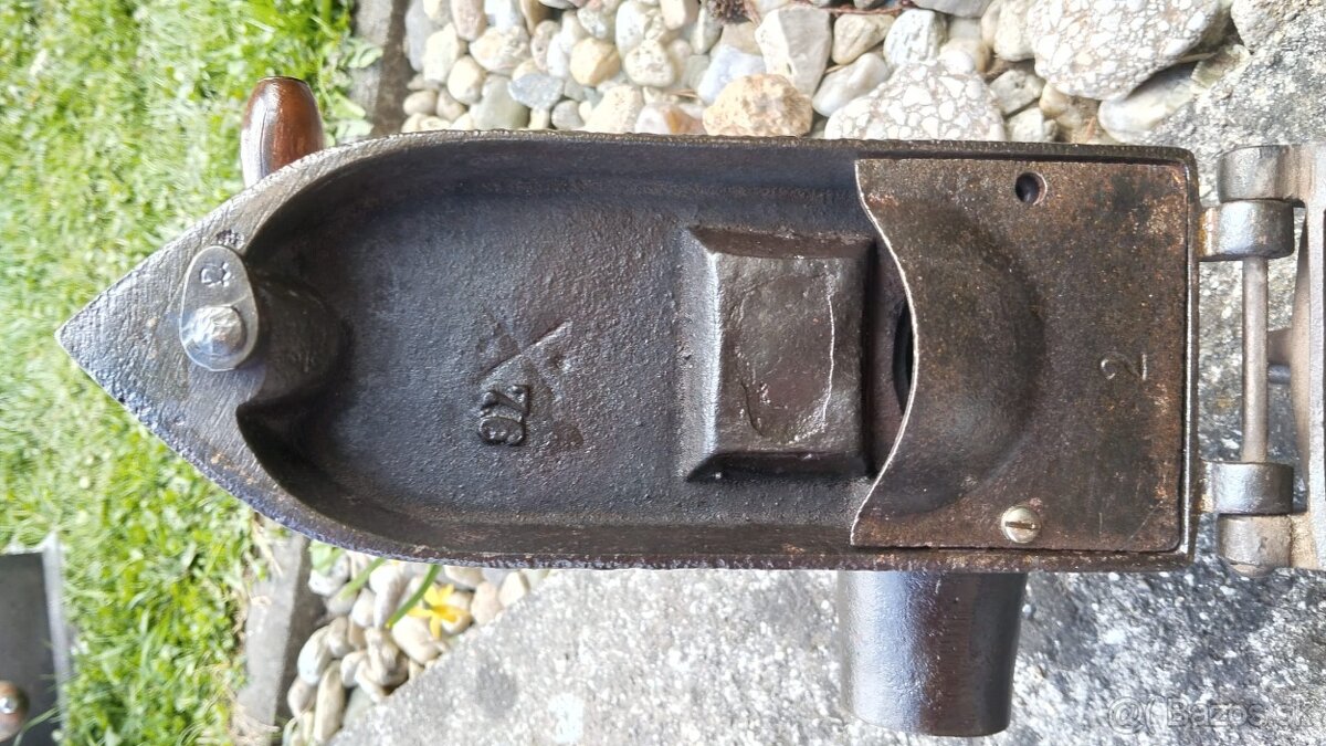 Obrovská komínová velmi stará sbírková žehlička D.R.G.M. - 6