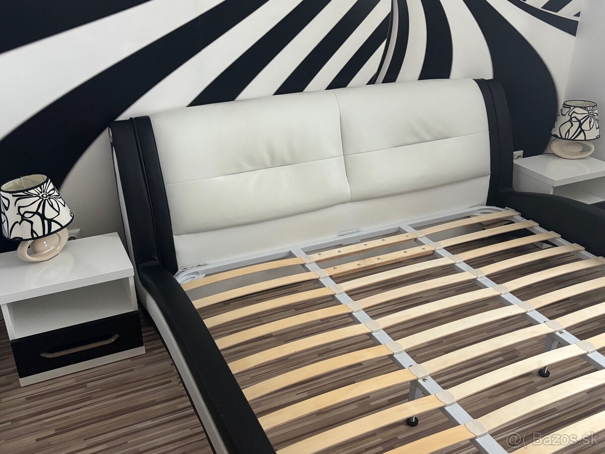 Posteľ, nočné stolíky, nočné lampy - 6