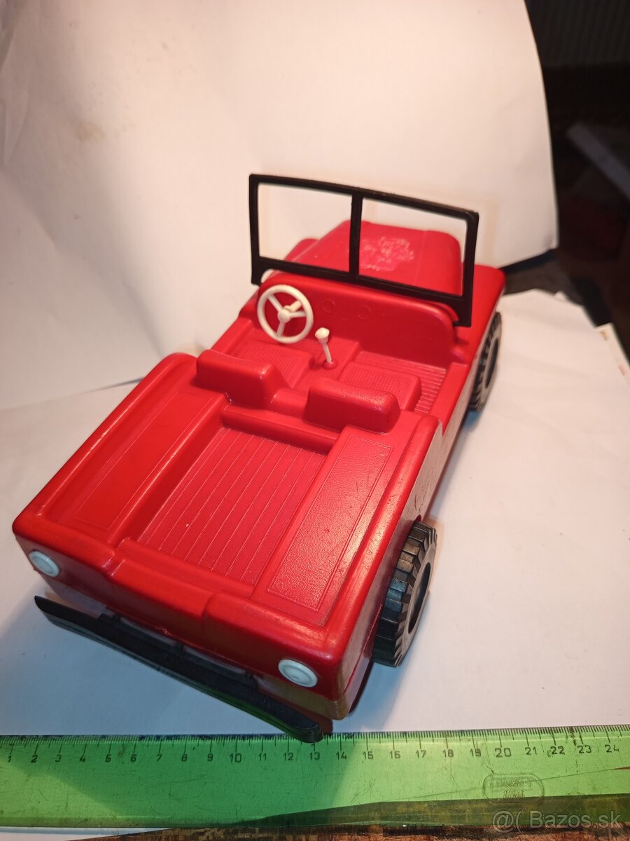 Staré plastové auto jeep - 6