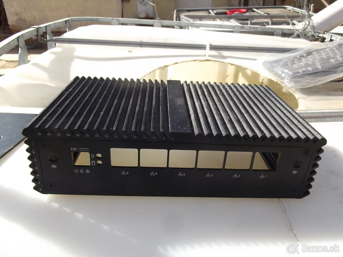 Malá skrinka na minipc - 6