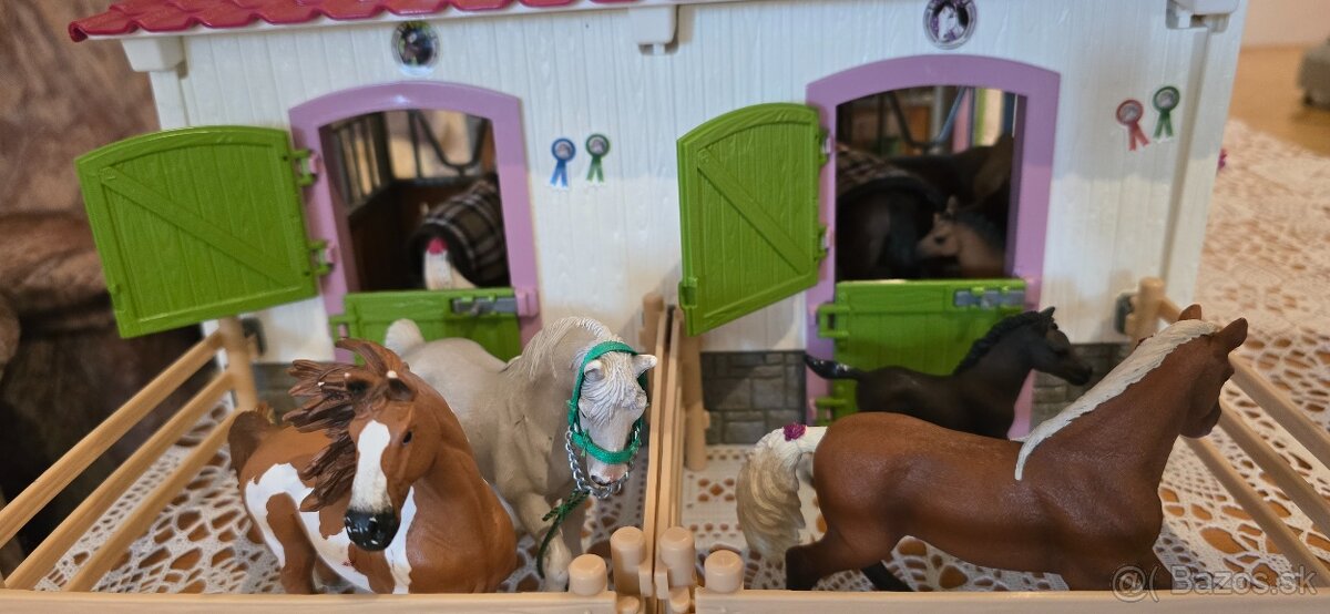 Schleich 42344 Stajňa s koňmi a príslušenstvom - 6
