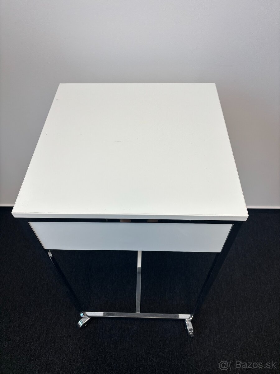 Vysoký predajný stolík– položka 152 - 6