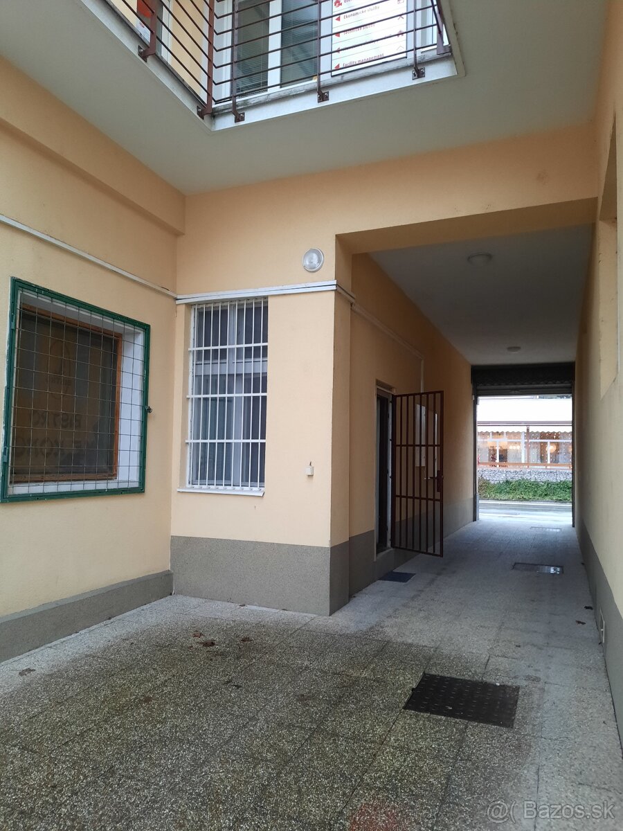 Prenajom obchodného priestoru s parkovanim v centre Trencina - 6