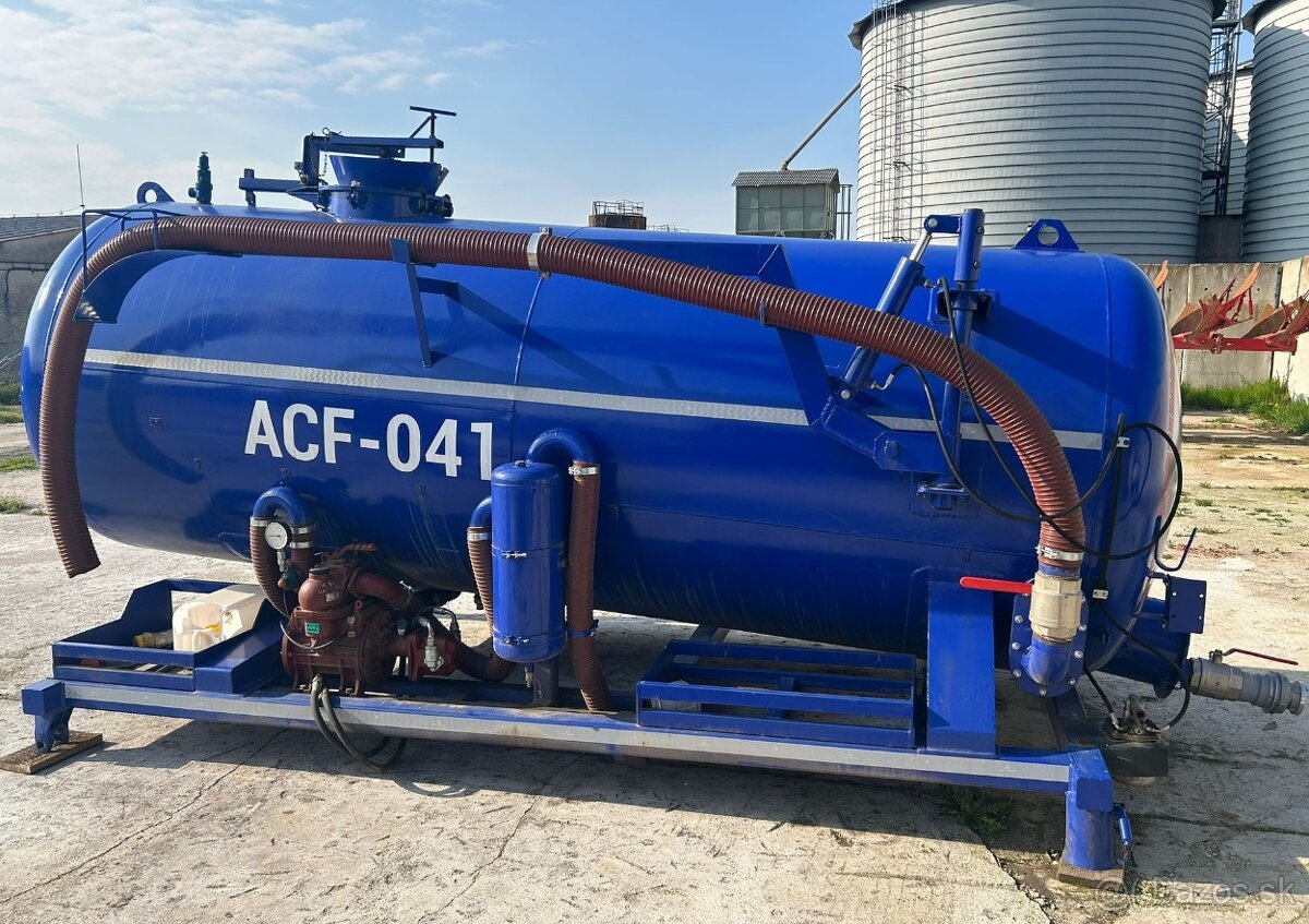 MB Axor 4x4 E3 a MB Axor 4x2 E4 s cisternou 8,3 m3 - 6