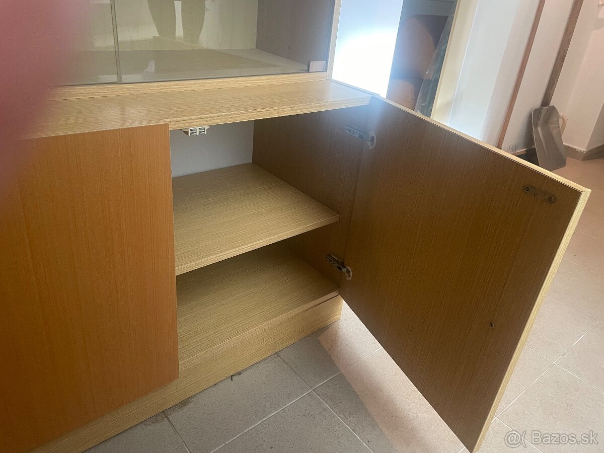 Skriňa s vitrínou - 6