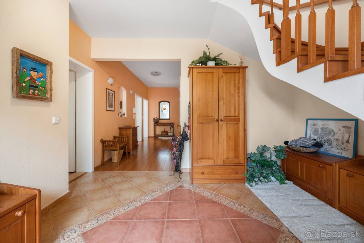 Priestranný 6-izbový rodinný dom s dvojgarážou a krásnou záh - 6