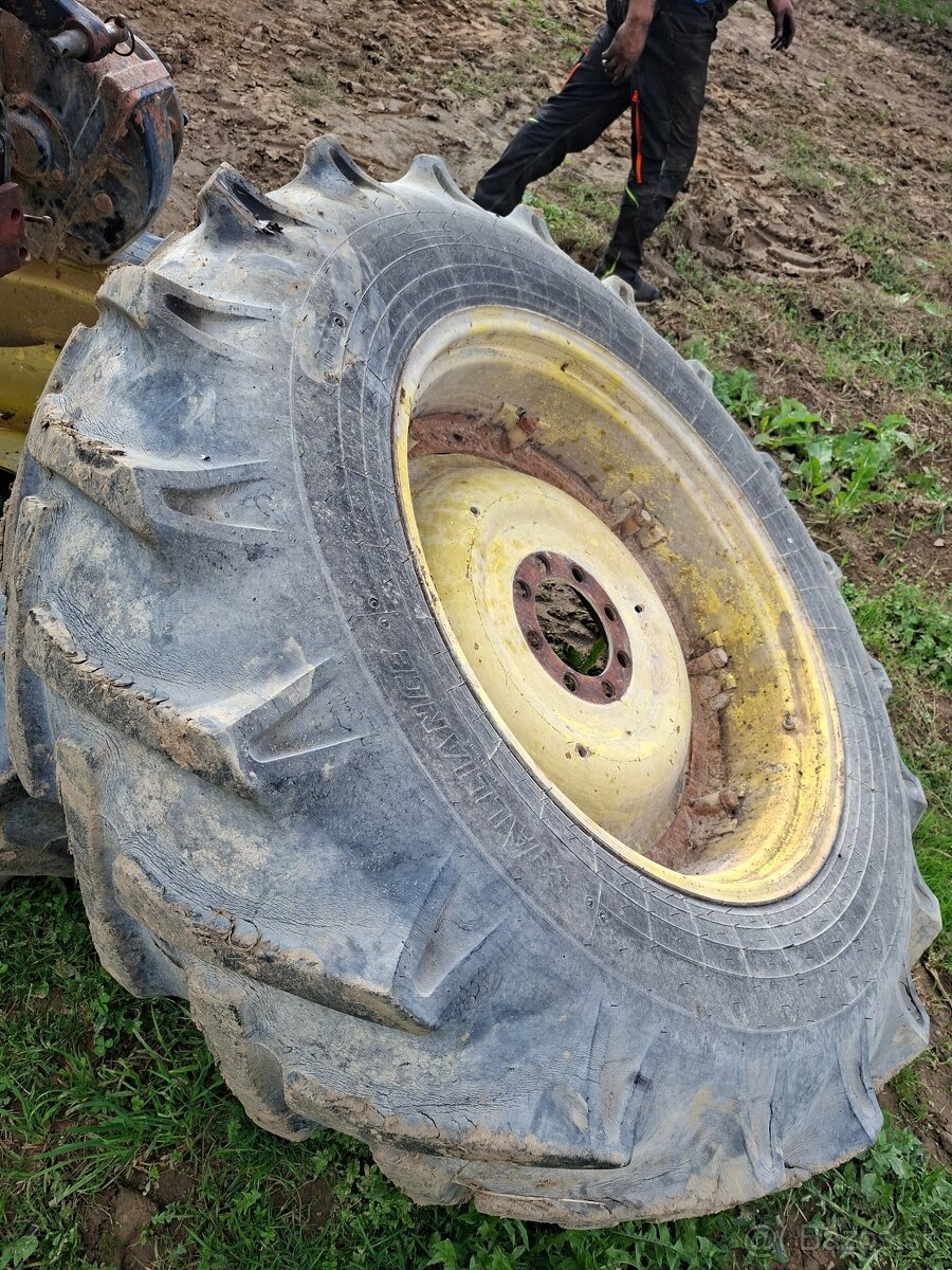 ROZPREDAM TRAKTOR ZETOR 7340TURBO V PREVEDENI JOHN DEERE - 6