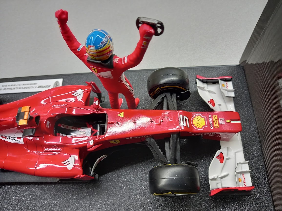 F1 FERRARI F2012 VÍTĚZ GP MALAYSIE 2012 ALONSO HOTWHEELS - 6