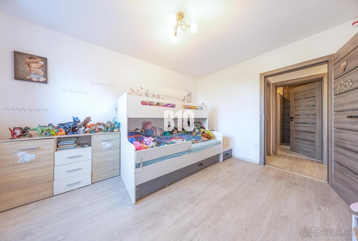 PRIESTRANNÝ 4 IZBOVÝ DVOJDOM V TICHOM PROSTREDÍ SLEPEJ ULICE - 6