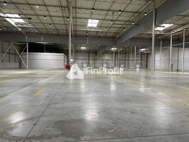 Na prenájom vykurovaný sklad s výmerou 8.600 m2 s administra - 6