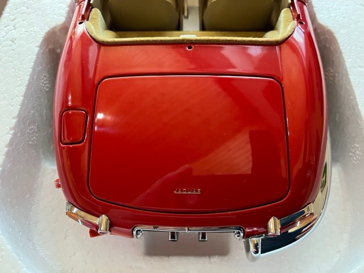 Predám Jaguár E-type model 1:18 - Autoart Limited - 6