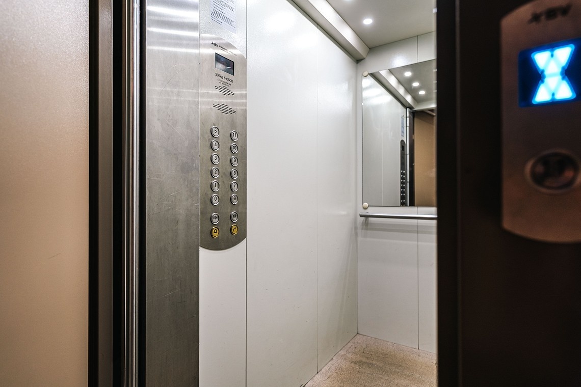 PALKOVIČOVA-2 izbový byt, pôvodný stav, nádherné výhľady - 6