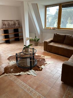 Zariadený 4 izbový byt má rozlohu 100 m2, nachádza sa na 4/4 - 6