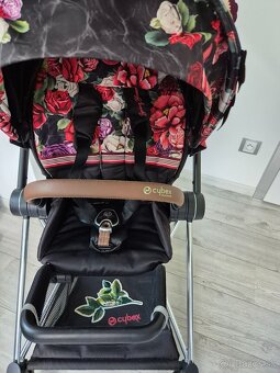 Predám kočík Cybex Priam Mios Spring Blossom Dark - 6