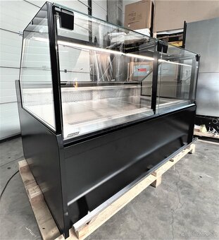 Chladiaca vitrína s hranatými sklami 2,5m - 6