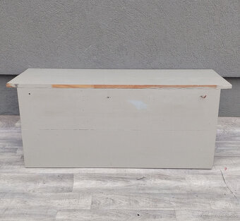 Vešiak závesný s policou a úložnými košíkmi. - 6