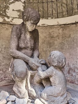 Obrie pieskovcové súsošie „Matka s dieťaťom” z obdobia prvej - 6