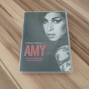 • Na predaj DVD Amy • - 6