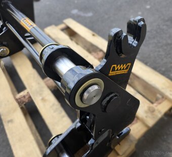 rýchloupínač a paletovacie vidly na traktorbáger komatsu WB - 6