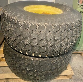 Predám GOLFové pneumatiky s diskami pre traktor John Deere - 6
