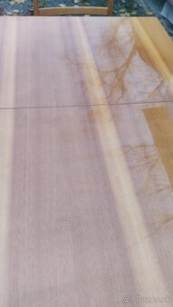 Predám starý stôl 6 x stoličky viď foto cena 100 eur spolu. - 6