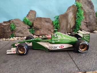 Prodám model 1:18 formule F1 Jaguar R1 - 6