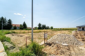 Rovinatý pozemok v dedinke Cestice - 6