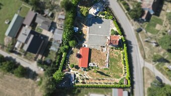 Veľký stavebný pozemok s domom, záhradným domom a kaplnkou - 6