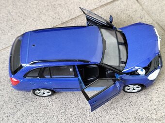 Predám nerozbalený model Škoda FABIA COMBI 2009 modrá farba - 6
