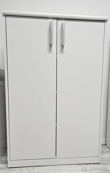 Gauč, stolík, písacie stoly, kanc. stoličky, skrinky - 6