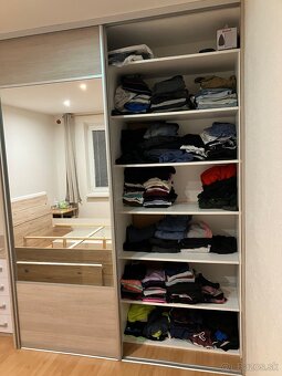 Predám posteľ, skriňu a stôl - 6