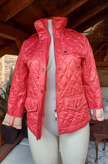 Predám originál BURBERRY červenú prešivanu bundu - 6