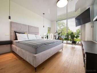 Luxusná vila s dvojgarážou a slnečným pozemkom v mestskej ča - 6