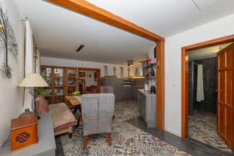 Zrekonštruovaný dom s bazénom a veľkým pozemkom | Podlipníky - 6