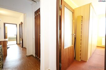 Veľkometrážny 2 izbový byt vybavený balkónom. komorou. šatní - 6