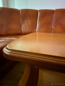 Rohová kožená sedačka s dreveným stolíkom - 6