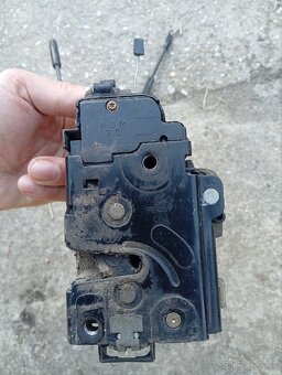 pravý predný zámok Golf 4 - 6