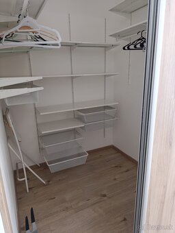 Byt so zahradou 2 izbovy Jarovce, parkovanie pred domom - 6