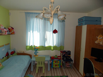 Predáme set - závesy, vreckár na stenu a prehoz na postel - 6