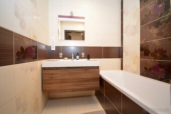 Stačí sa nasťahovať v centre moderný 3izb byt s loggiou - 6