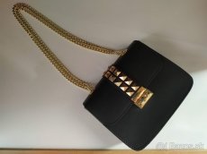 Čierna kožená kabelka so zlatým vybíjaním - 6