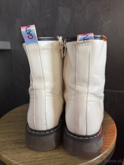 Vysoké leskle biele čižmy - 6