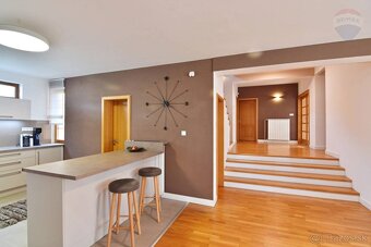 Rodinný dom 5 -izbový , 330m2 pre náročného klienta na poze - 6