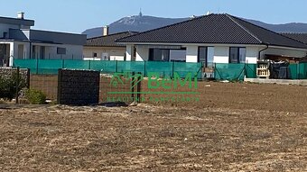 Pozemok ( 969 m2) so stavebným povolením + projekt Malý Lapá - 6