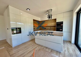 JKVreal ponúka na predaj 4-izbový rodinný dom s terasou a dv - 6