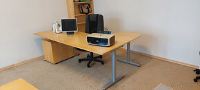 Kvalitný veľký rohový kancelársky stôl s veľkou komodou - 6