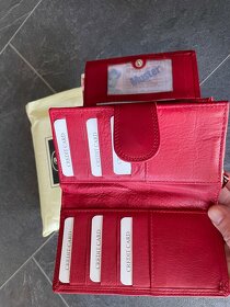 Dámska kožená peňaženka, červená šikovne spracovaná. - 6