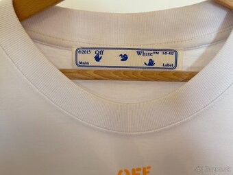 OFF-WHITE Arrow Caravaggio St Fran tričko - 6