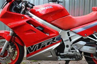 Honda VFR 750 RC36 - 6