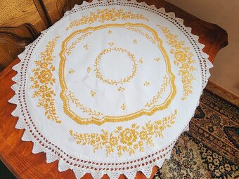 Krásny biely okrúhly ľanový obrus bohato zdobený žltou výšiv - 6
